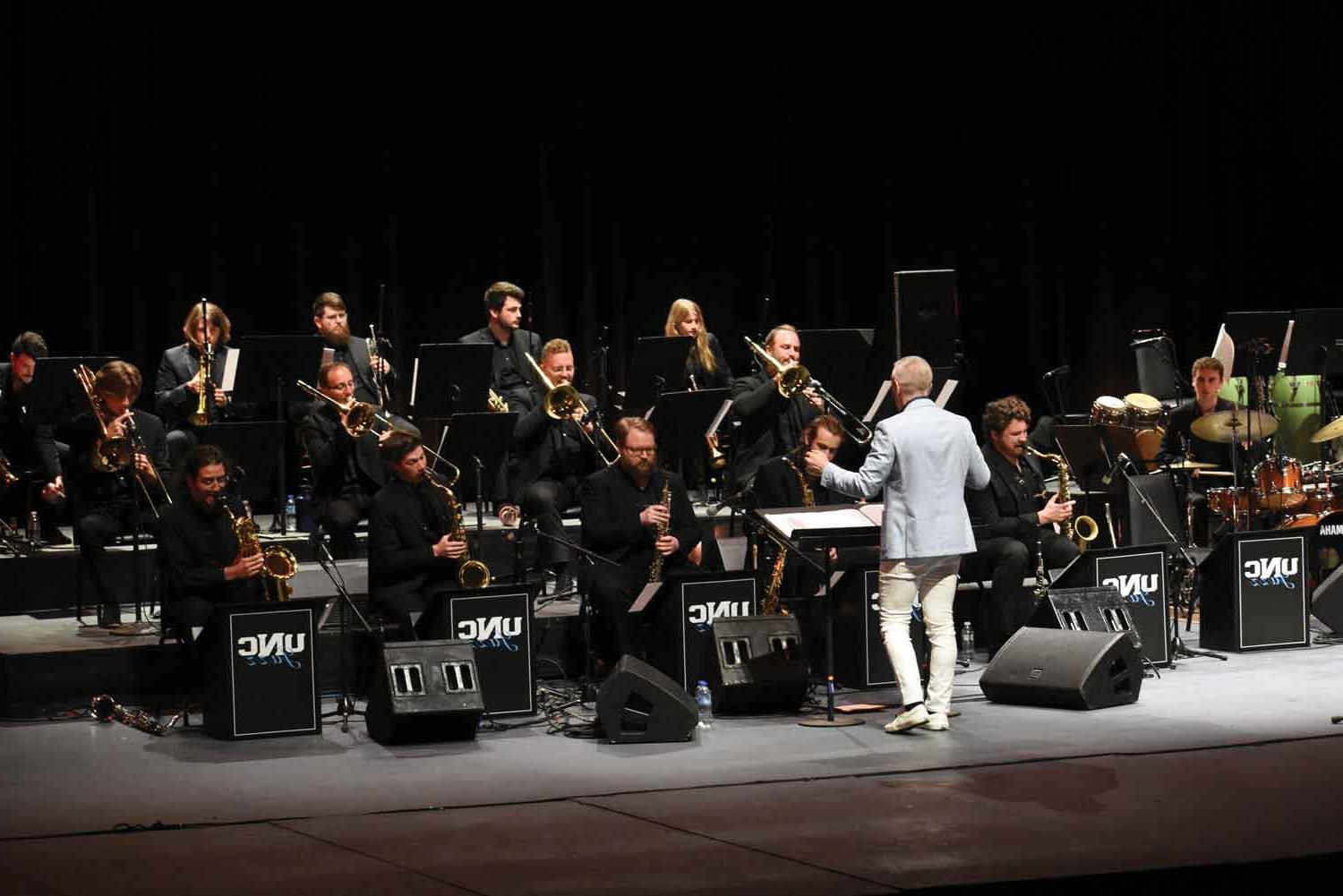 UNC students and conductor on 阶段.